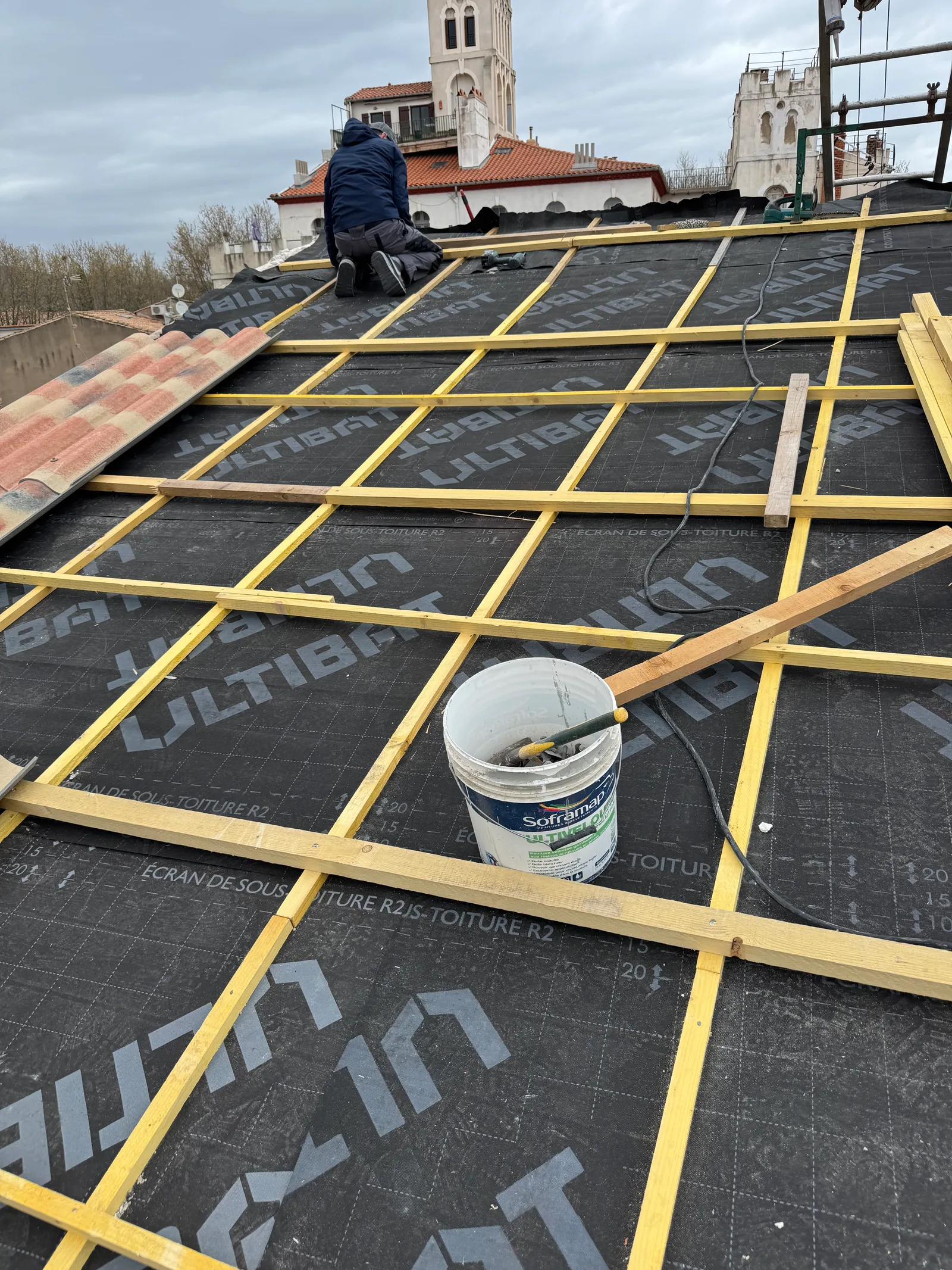 Travaux de couverture sur une toiture à Frontignan